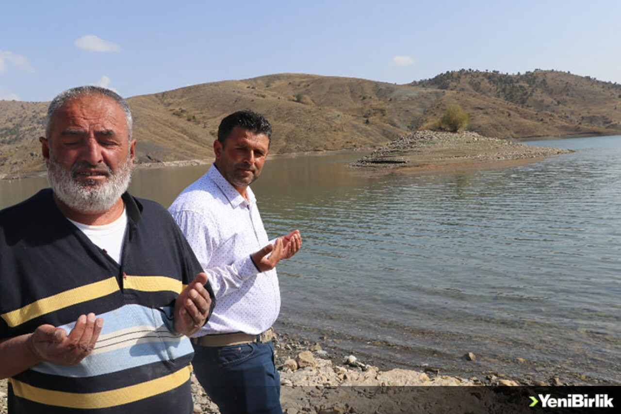 Yakınlarının Mezarlarına Yaklaşamıyorlar!