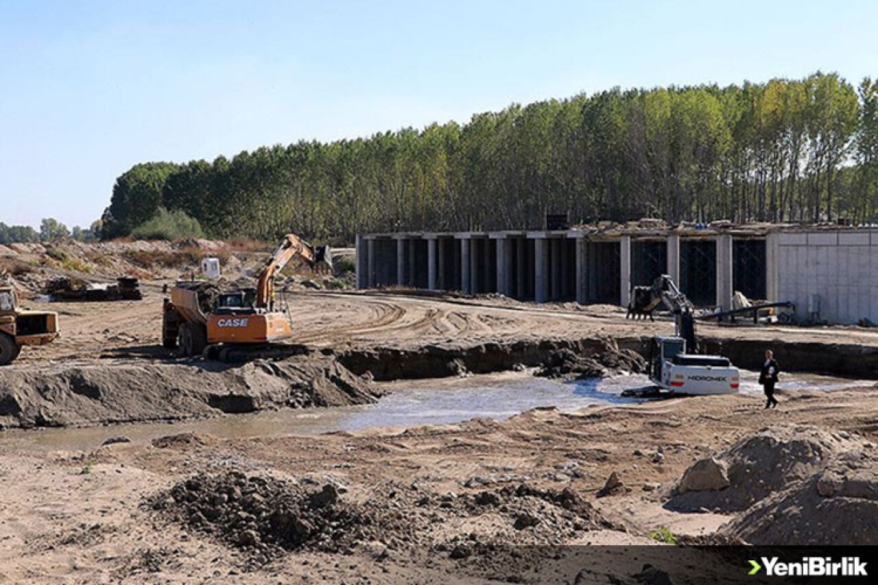 Meriç Nehri'ne kurulan santralde aralık itibarıyla elektrik üretilmesi hedefleniyor
