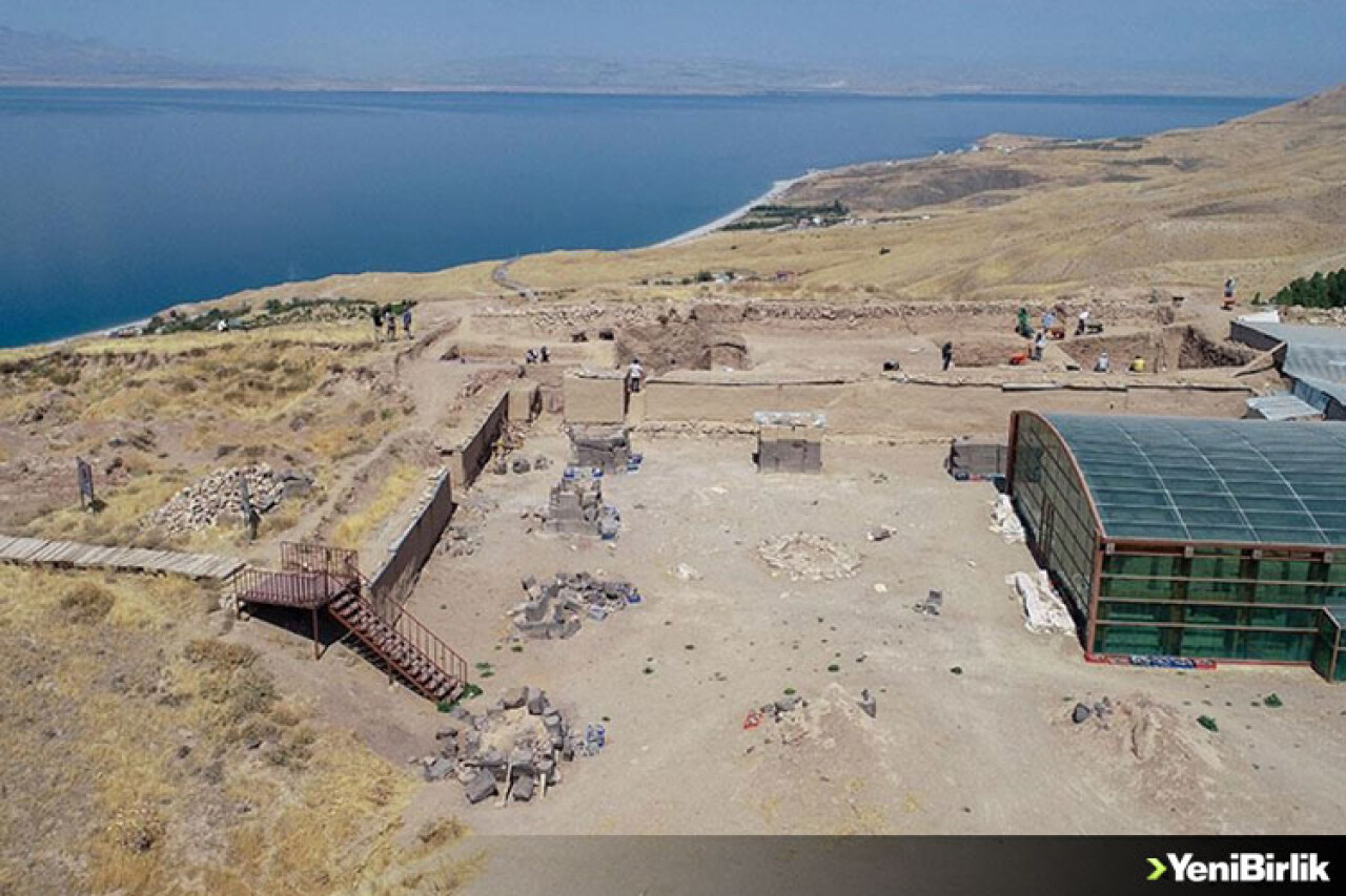 Ayanis Kalesi'nde yapılan kazılarda "kraliyet çöplüğü" ortaya çıkarıldı