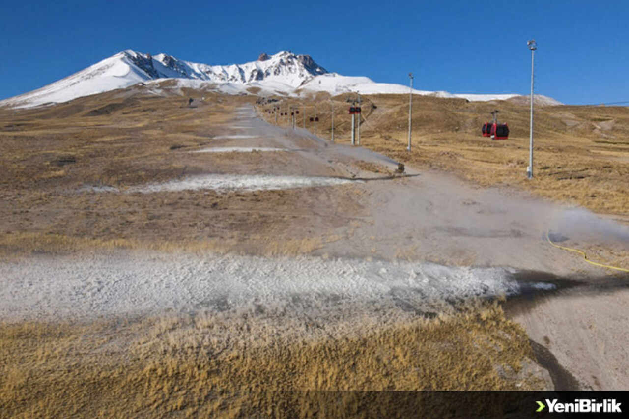 Erciyes Dağı'nda suni kar ile kayak keyfi