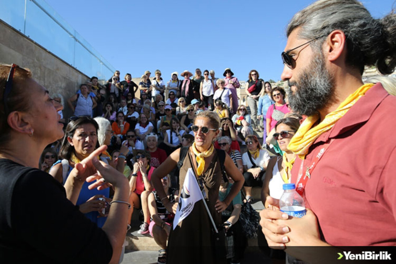 'Engelsiz tur' ile ülkenin tarihi ve kültürel zenginliğini işaret diliyle öğreniyorlar