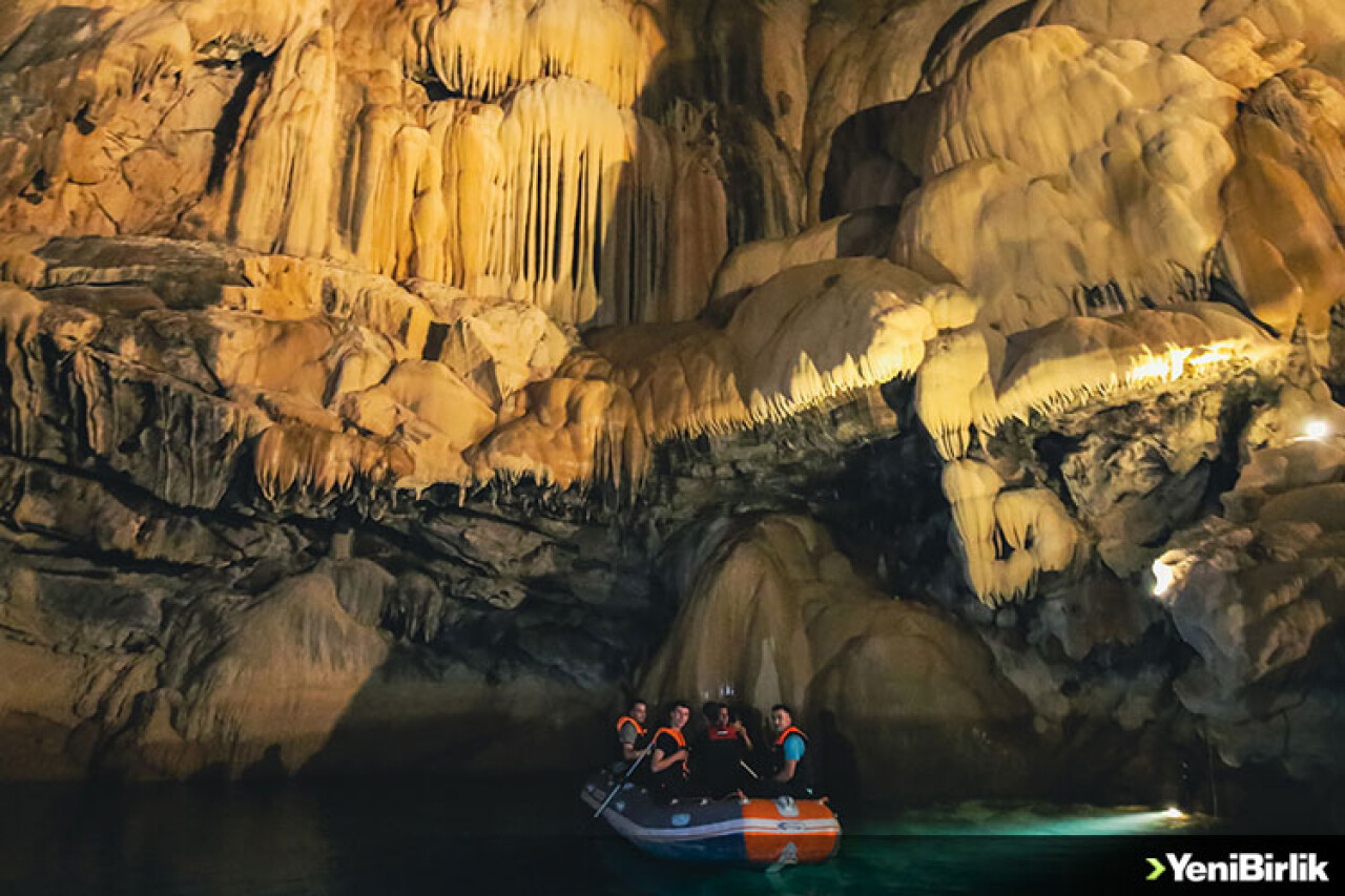 Altınbeşik Mağarası, sarkıt ve göletleriyle doğanın gizemini içinde barındırıyor