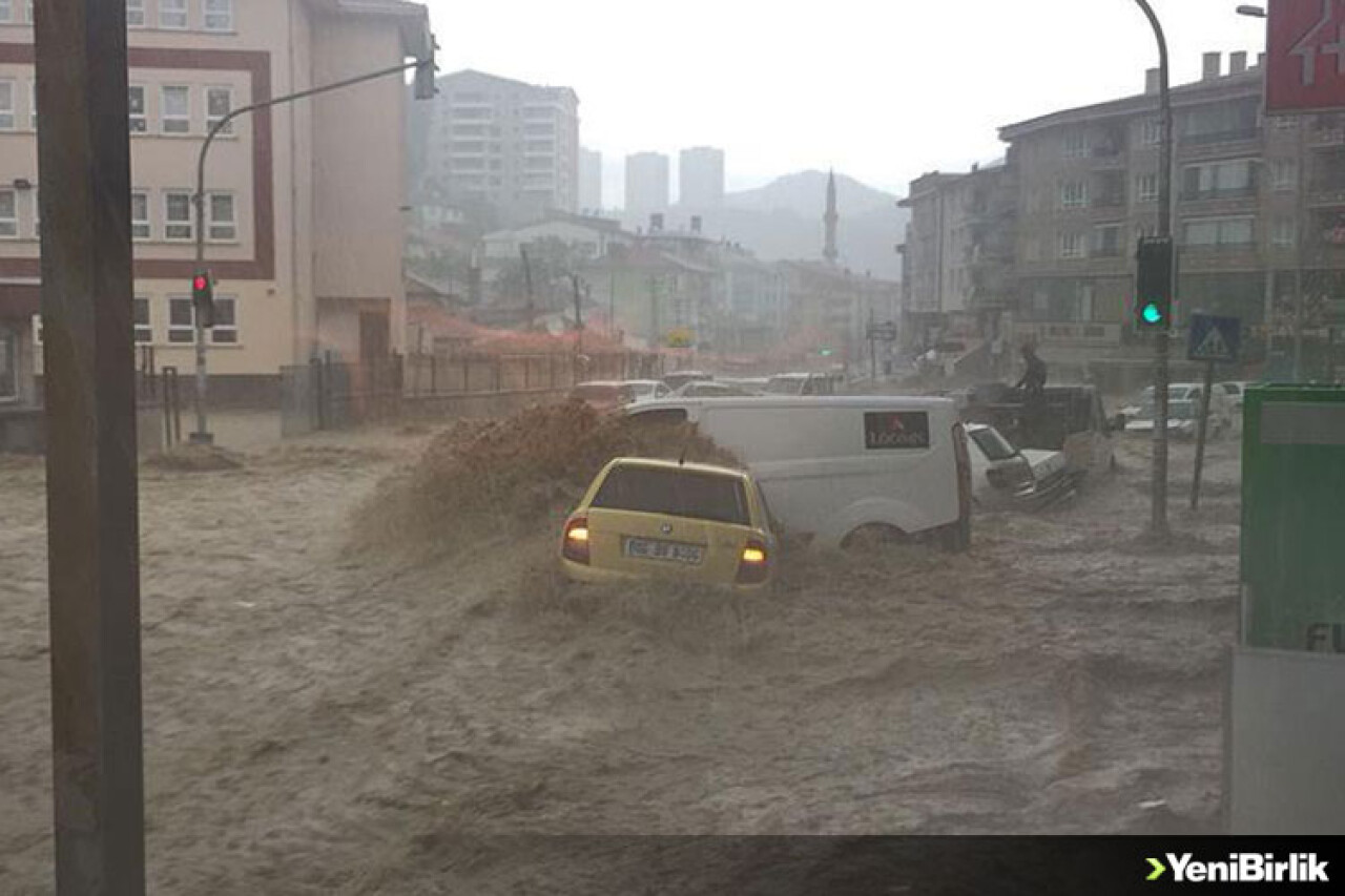 Mamak'ta Şiddetli Sağanak Yağış Hayatı Olumsuz Etkiledi