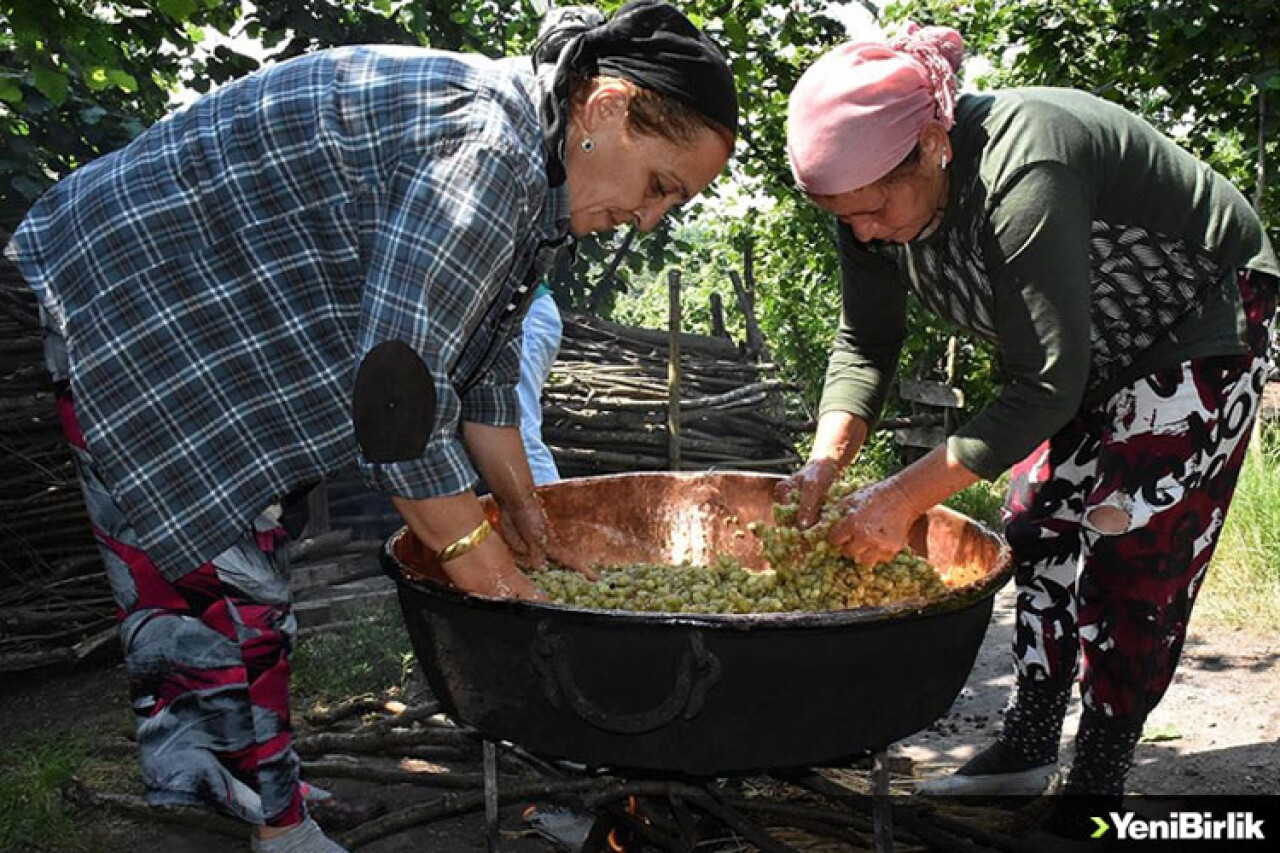 Karadenizli kadınlar geleneksel dut pekmezi yapımına başladı