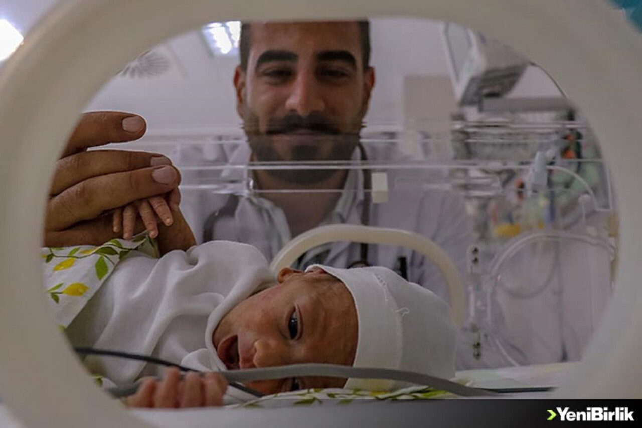 Prematüre doğduğu hastanede aynı durumdaki bebeklerin hayata tutunması için çalışıyor