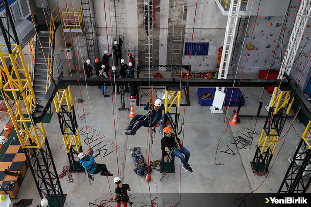 Rüzgarın cambazları ekmeklerini metrelerce yüksekte kazanıyor