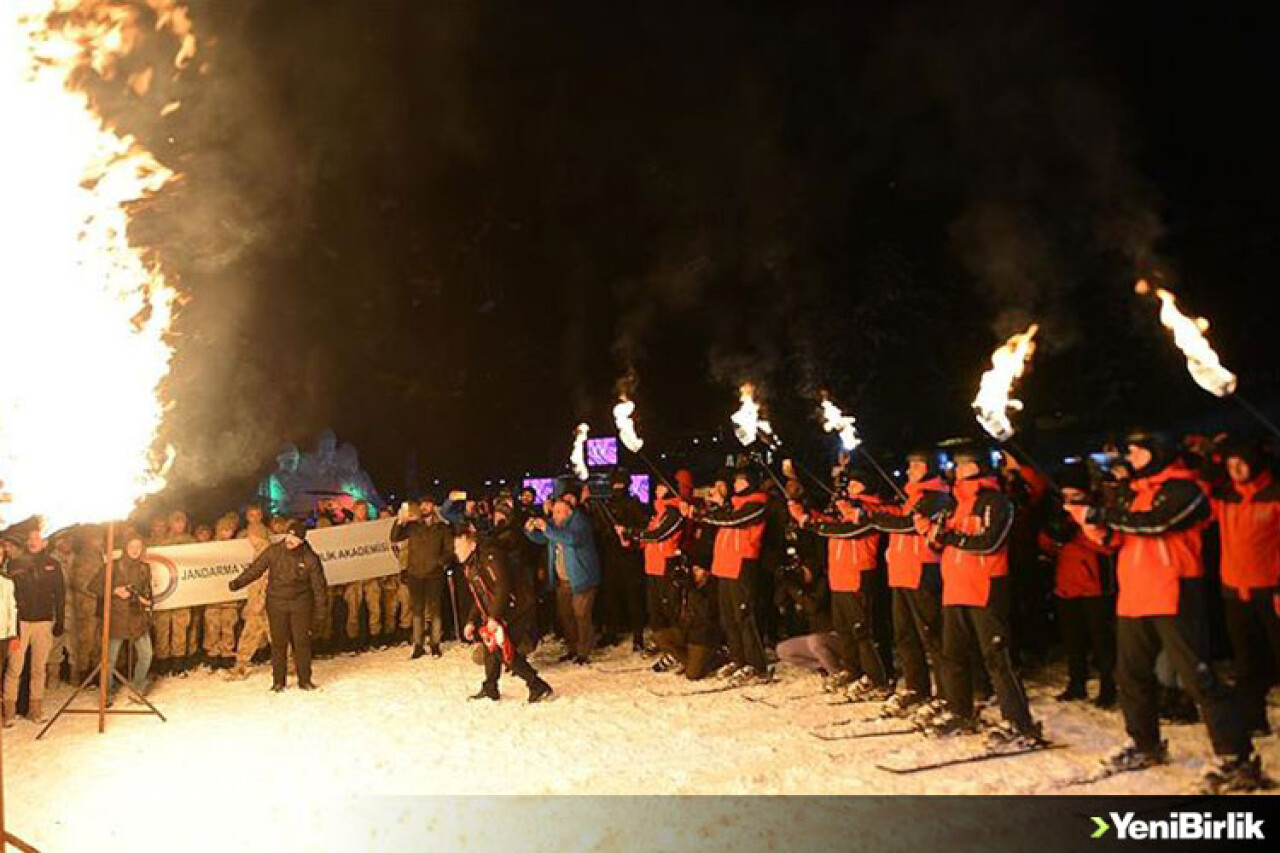 JAK timlerinden Sarıkamış şehitleri anısına meşaleli kayak gösterisi