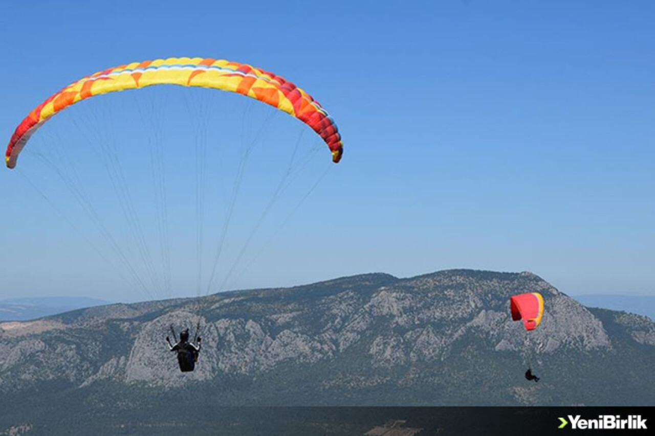 Uğruna İstanbul'u terk ettiği yamaç paraşütüyle Bilecik semalarında süzülüyor