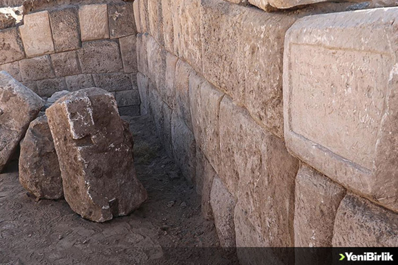 Van'daki ızgara planlı antik kenttin sırrı yeni bulunan kitabelerle çözülecek