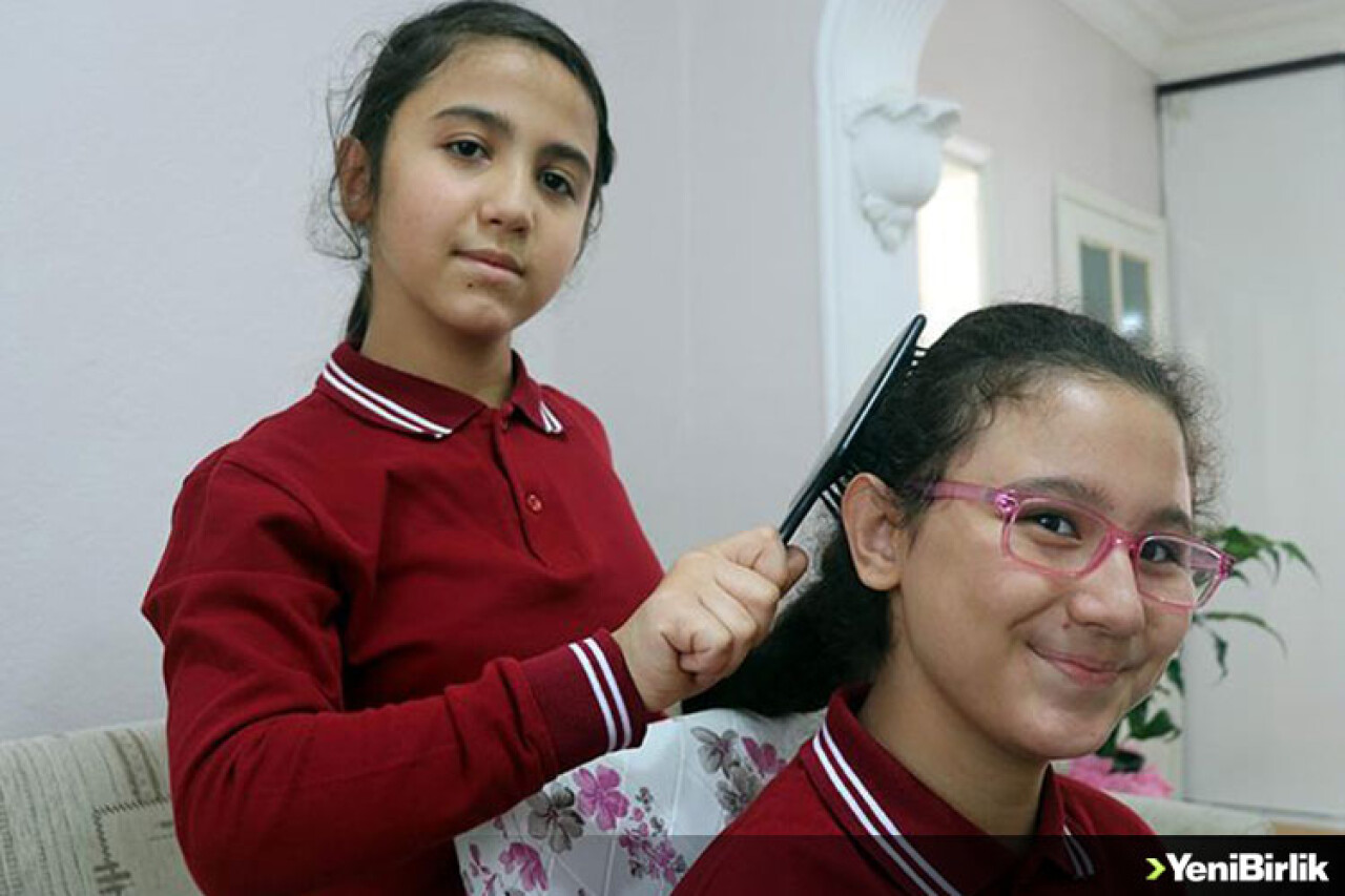 İkiz Kardeşinin 'Eli Ayağı' Oldu