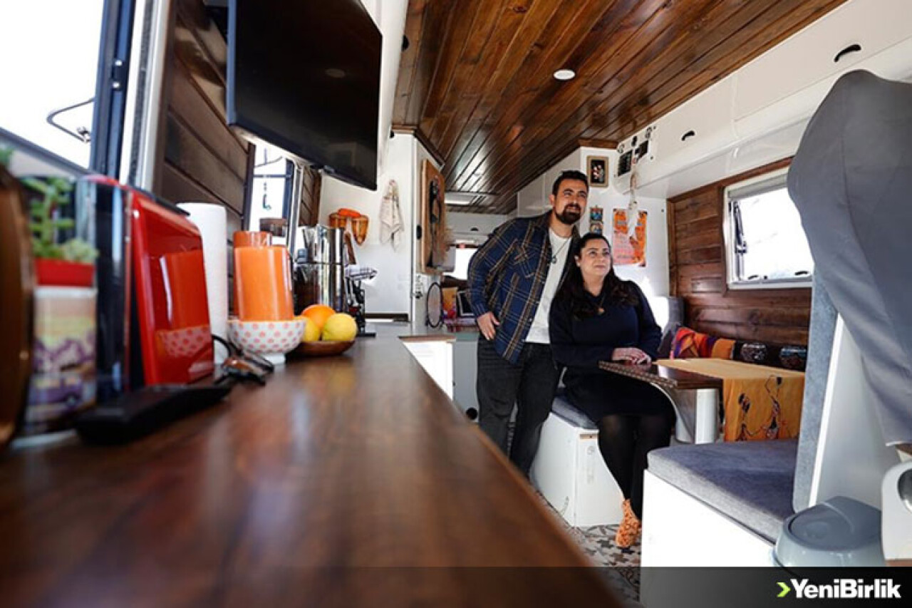 Nişanlıyken satın alıp karavana dönüştürdükleri otobüs "sıcak yuvaları" oldu