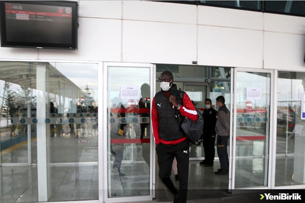 İsrail'de mahsur kalan Sivasspor kafilesi Sivas'a ulaştı