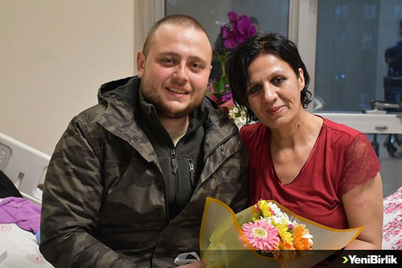 Kendisini enkazdan kurtaran AFAD gönüllüsünün sürpriz ziyareti duygulandırdı