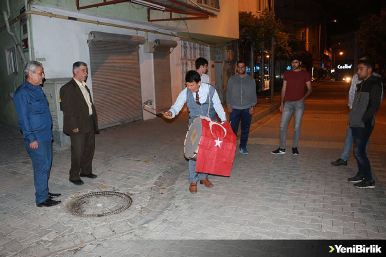 Davulcu İşi Bırakınca  Muhtar Tokmağı Eline Aldı...