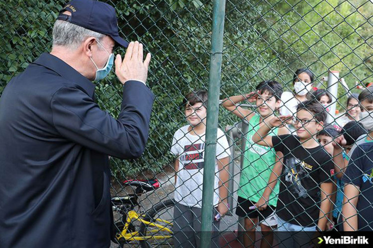Akar ve komutanların çocuklarla samimi sohbeti