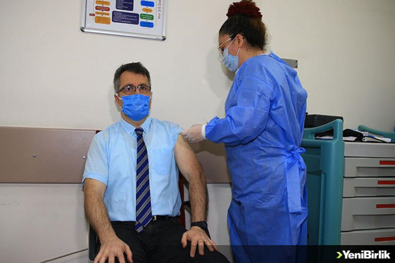 CoronaVac aşısı sağlık çalışanlarına uygulanmaya başlandı