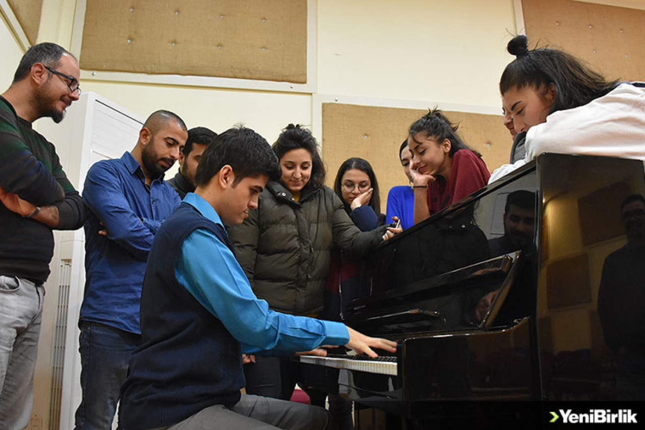 Otizmli Piyanist Öğrencilerine İlham Kaynağı Oluyor