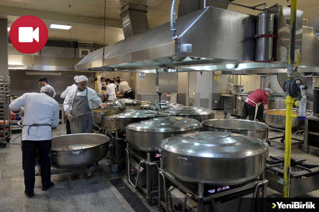 Bu Mutfak 12 Bin Kişiyi Doyuruyor