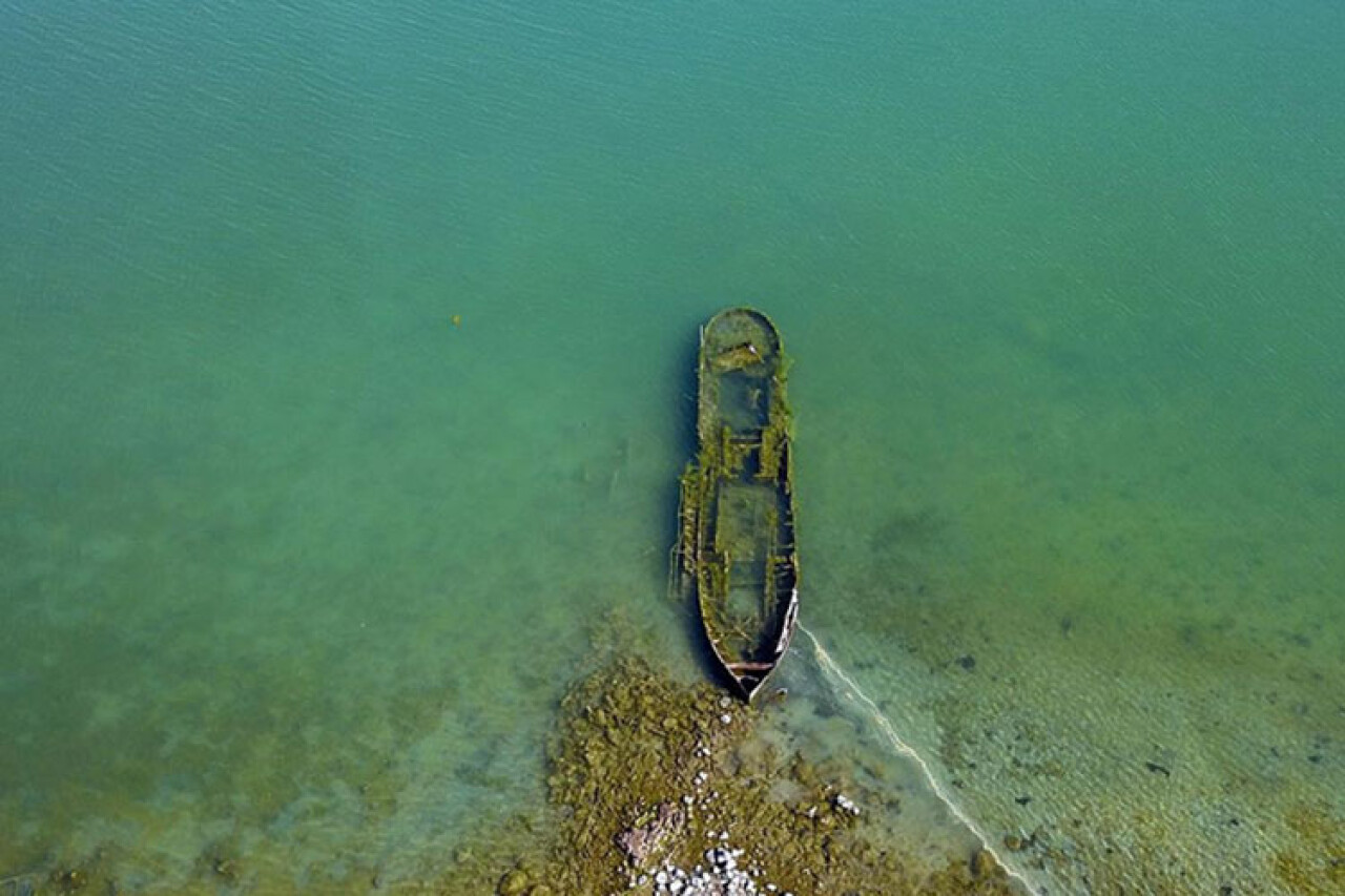 Van Gölü'nün çekilmesiyle batık gemi kalıntıları ortaya çıktı