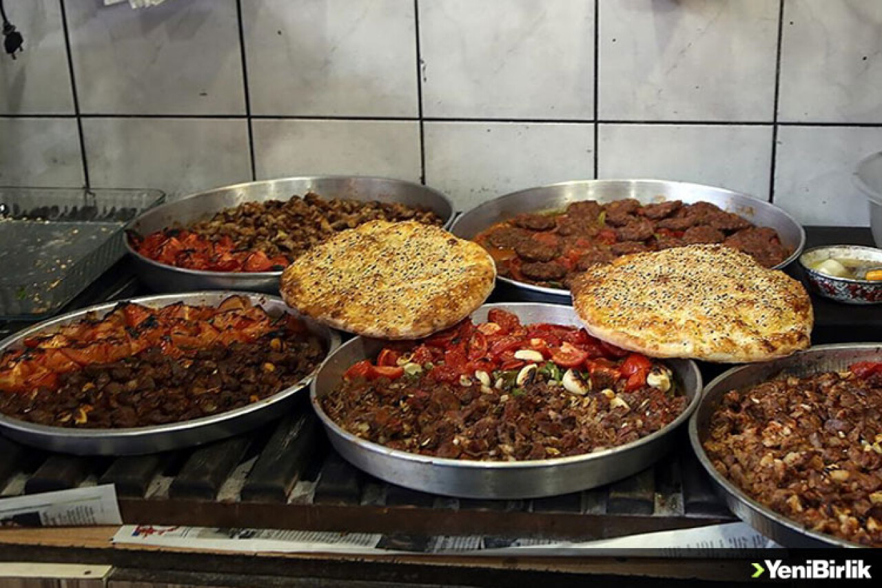 Kahramanmaraş'ın tescilli 'Eli böğründe' yemeği iftar sofralarını süslüyor
