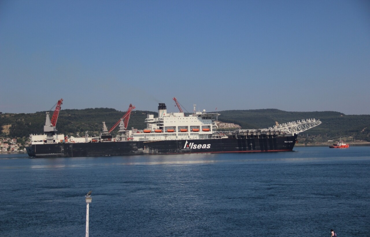 Dev gemi Çanakkale Boğazı'ndan geçti