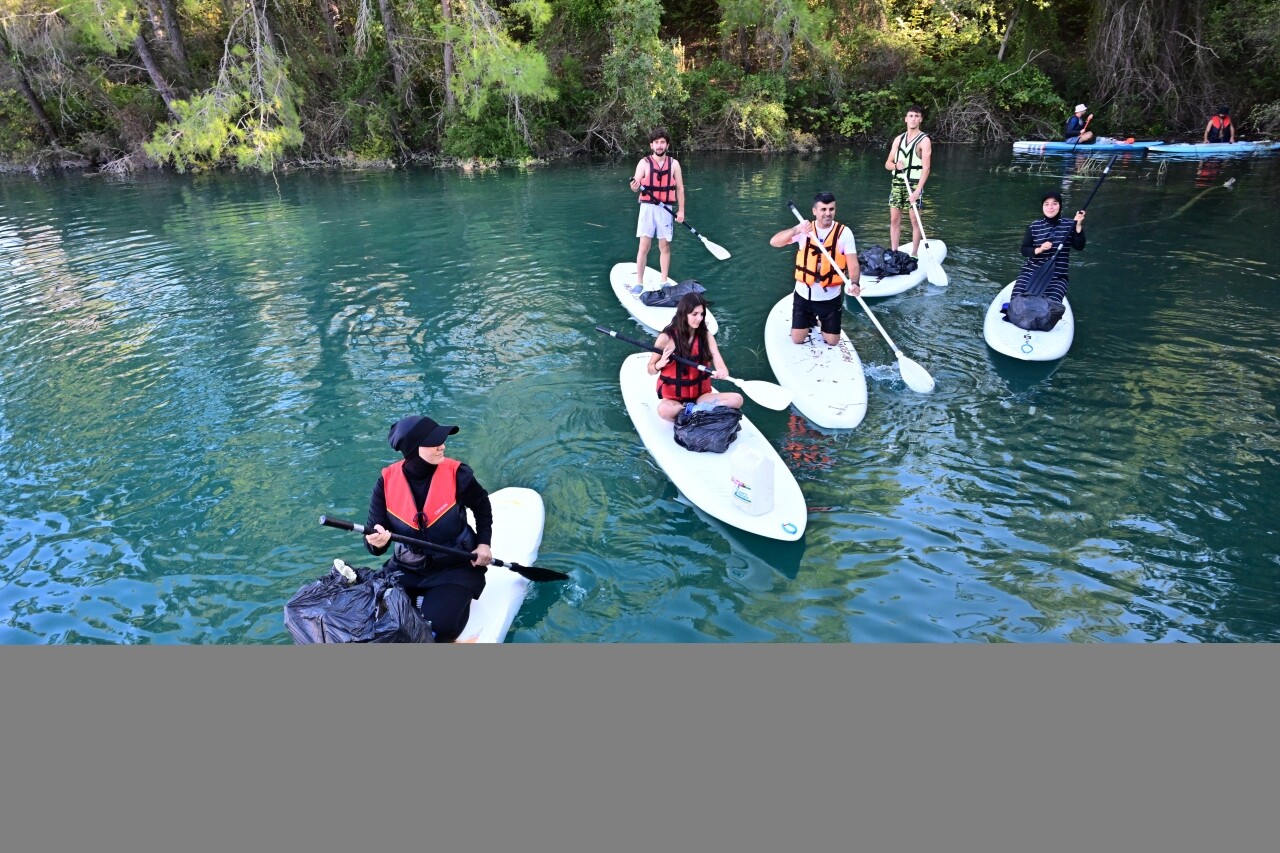 Antalya'da gençler kürek sörfüyle baraj gölünü temizledi