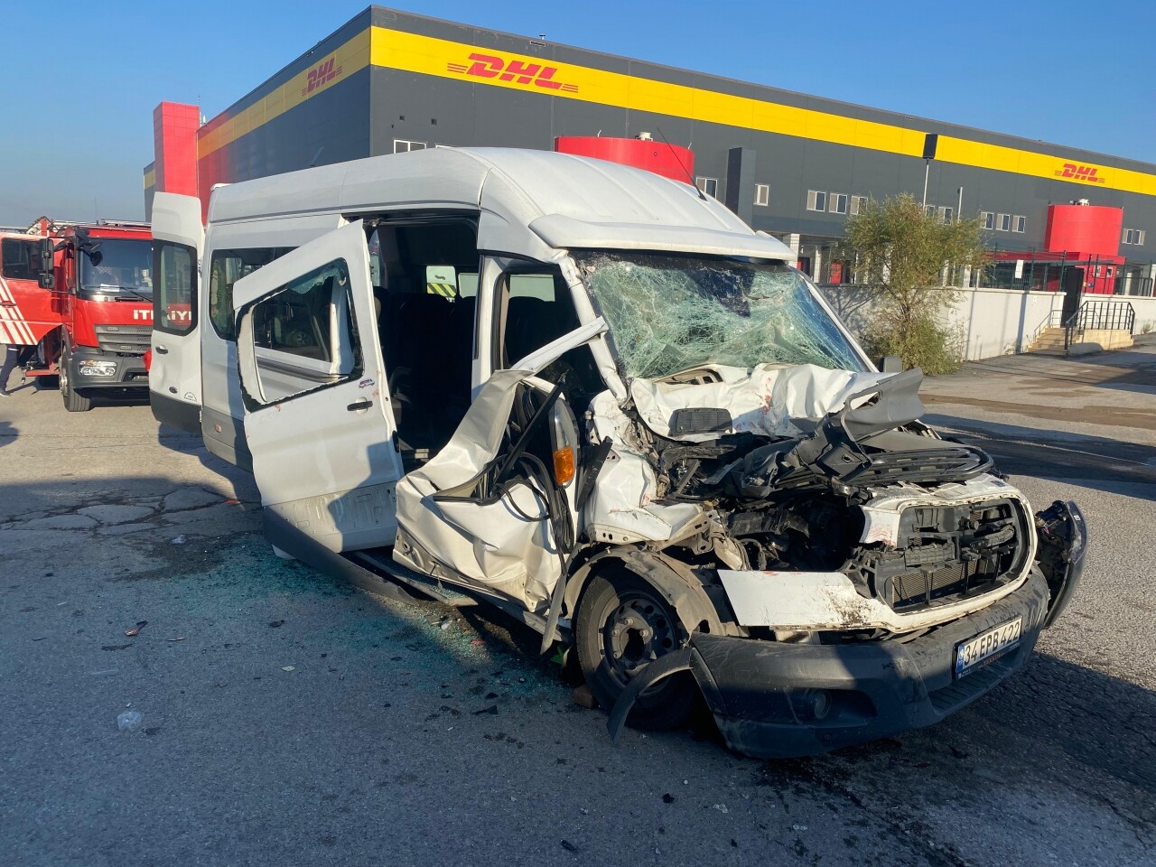 Kocaeli'de işçi servisi ile tırın karıştığı kazada 4 kişi yaralandı