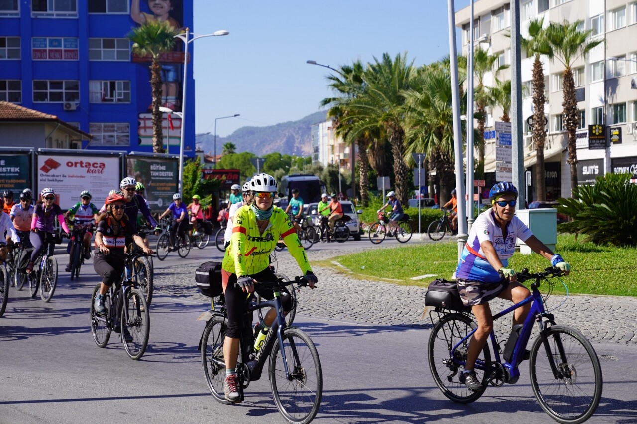 Muğla'da "Askıda Bisiklet" projesiyle 30 çocuğa bisiklet hediye edildi