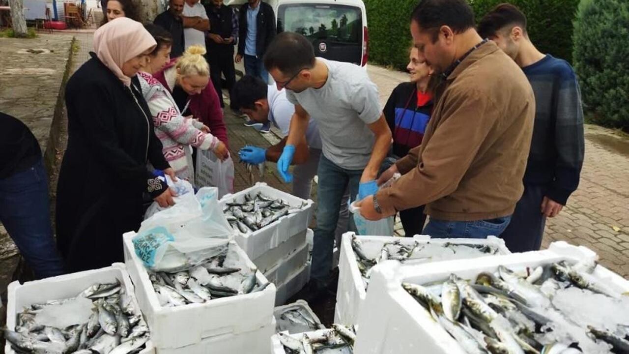 Kaçak avlanan balıklar, ücretsiz olarak dağıtıldı