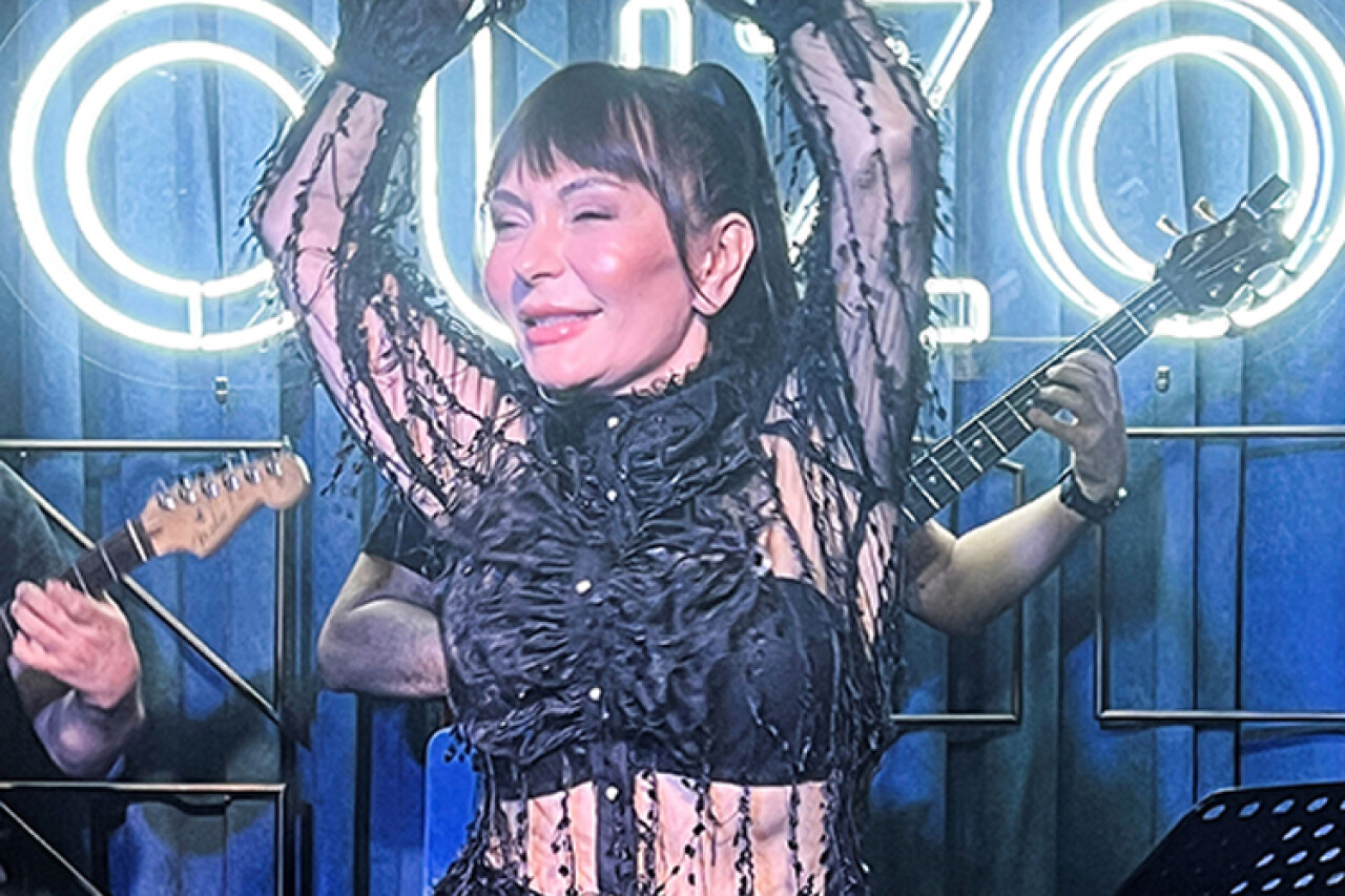 Sibel Alaş sahneye gözü mor çıktı