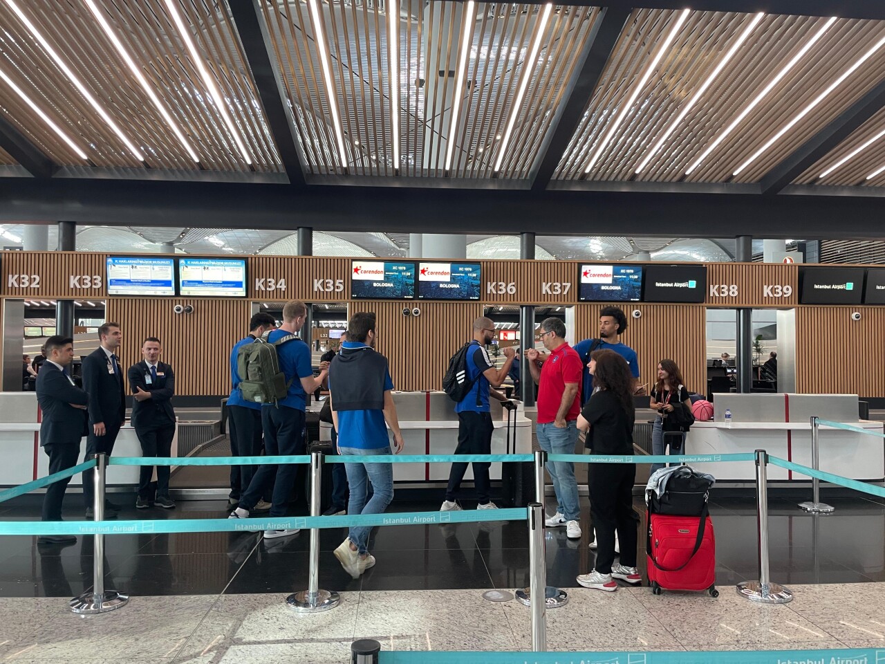 Anadolu Efes, ilk deplasman maçı uçuşunu partneri Corendon Airlines ile yaptı