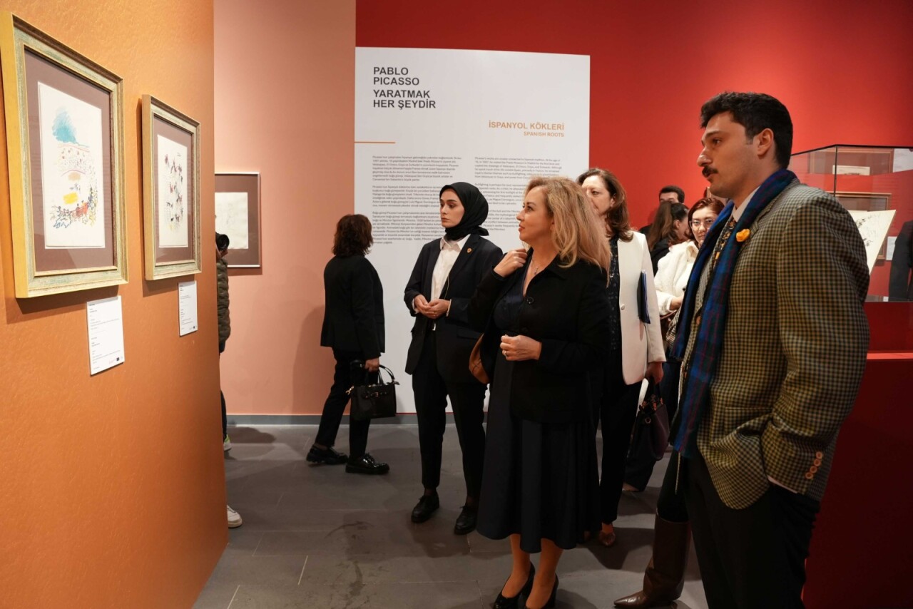 KKTC Cumhurbaşkanı’nın eşi Sibel Tatar AKM’deki sergileri gezdi