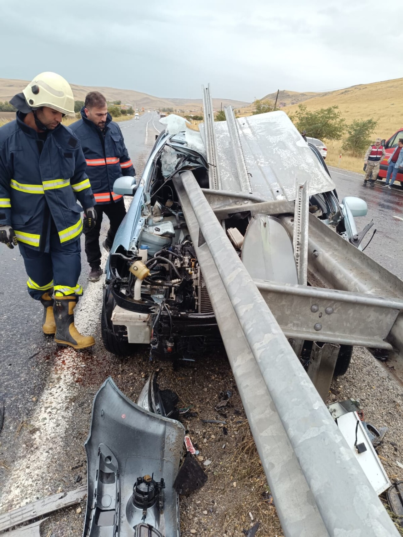 Van'da bariyere saplanan otomobilin sürücüsü yaralandı