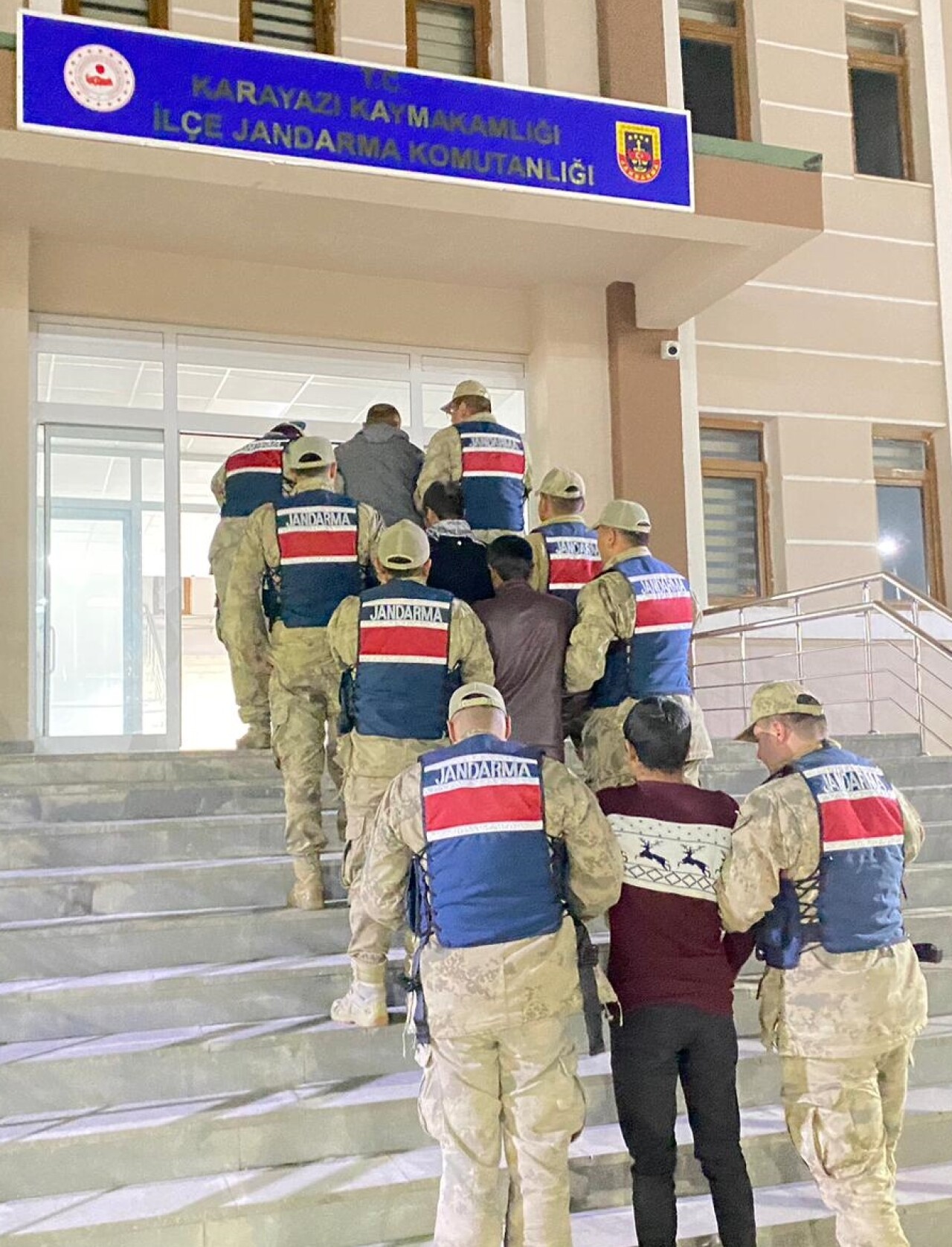 4 düzensiz göçmen yakalandı, 2 göçmen kaçakçısı tutuklandı