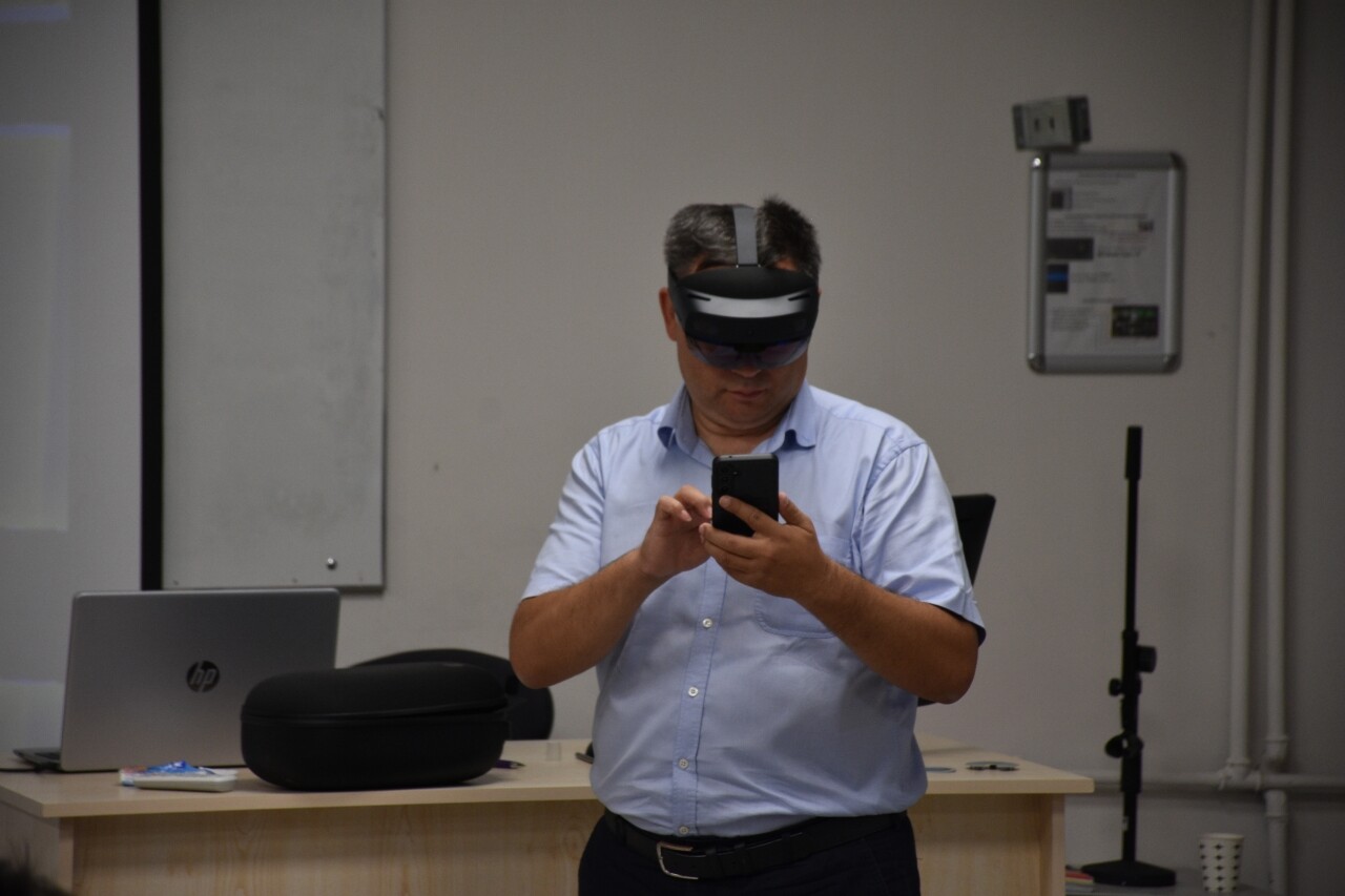 Akademisyen çiftin geliştirdiği yazılımın entegre edildiği gözlük, tıp eğitiminde kullanılacak