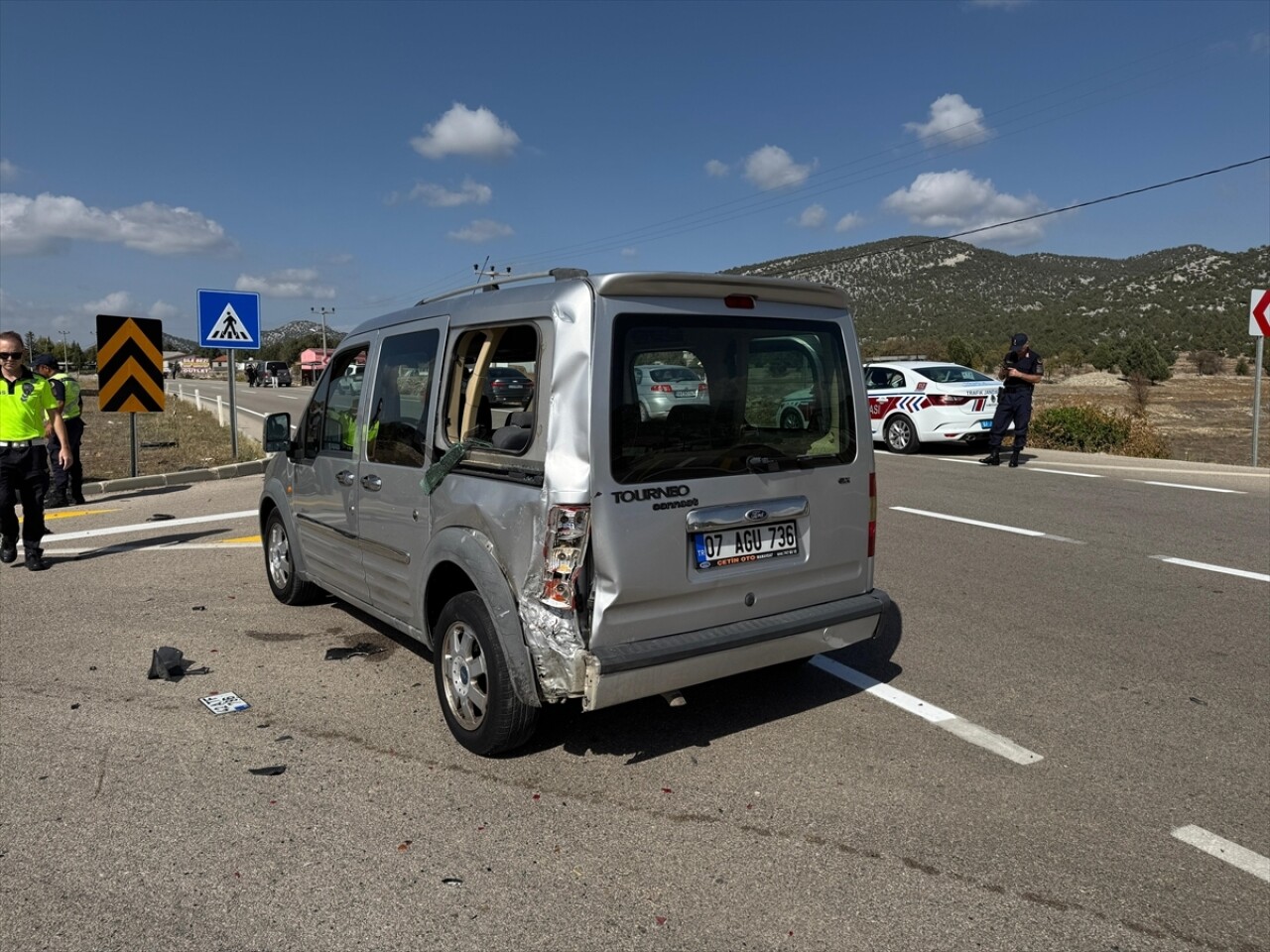 Antalya'da hafif ticari araçla motosikletin çarpıştığı kazada 2 kişi yaralandı