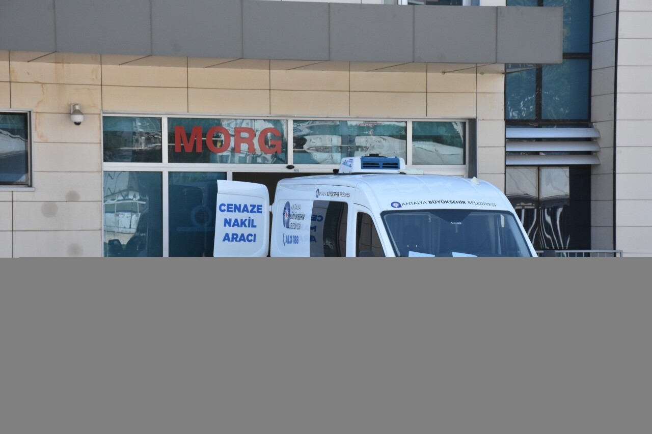 Antalya'da takla atan otomobildeki 1 kişi öldü, 3 kişi yaralandı