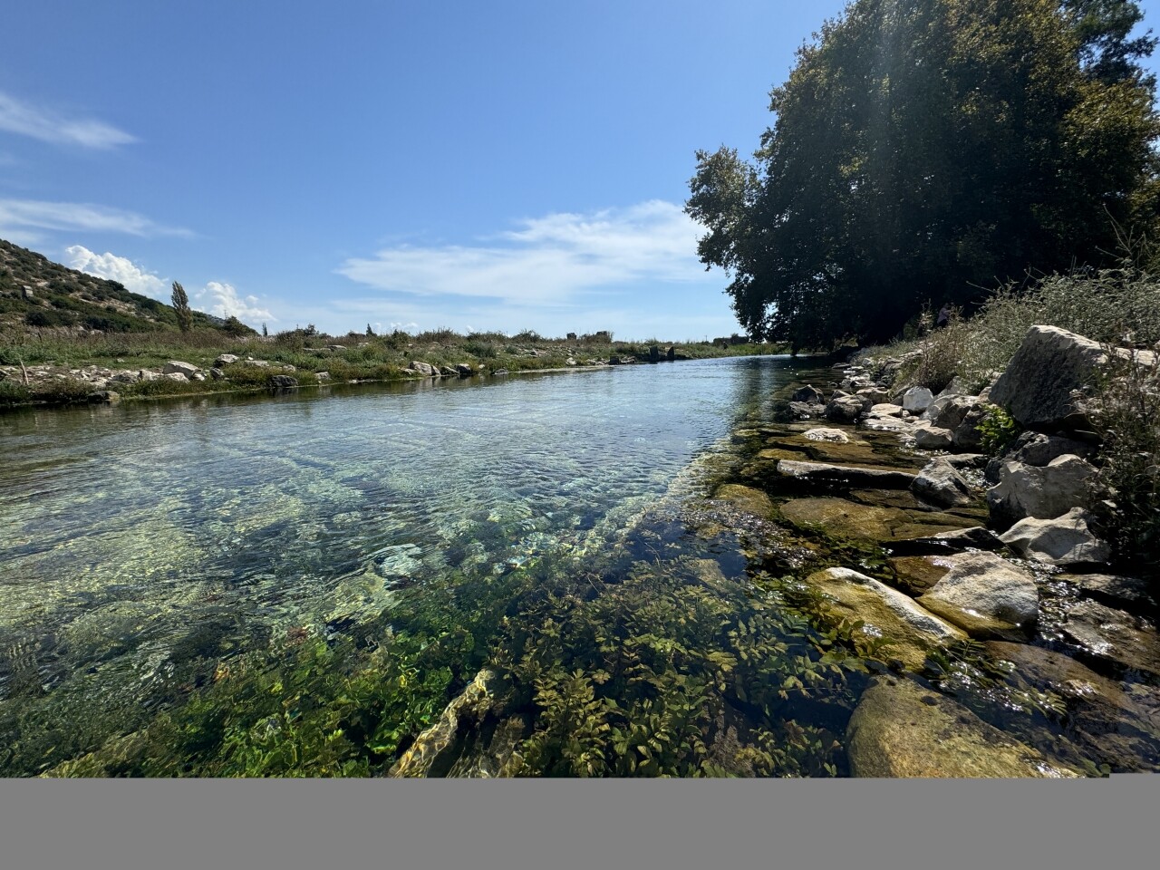 Antik kentin içinden akan su antik kentin ziyaretçilerini cezbediyor