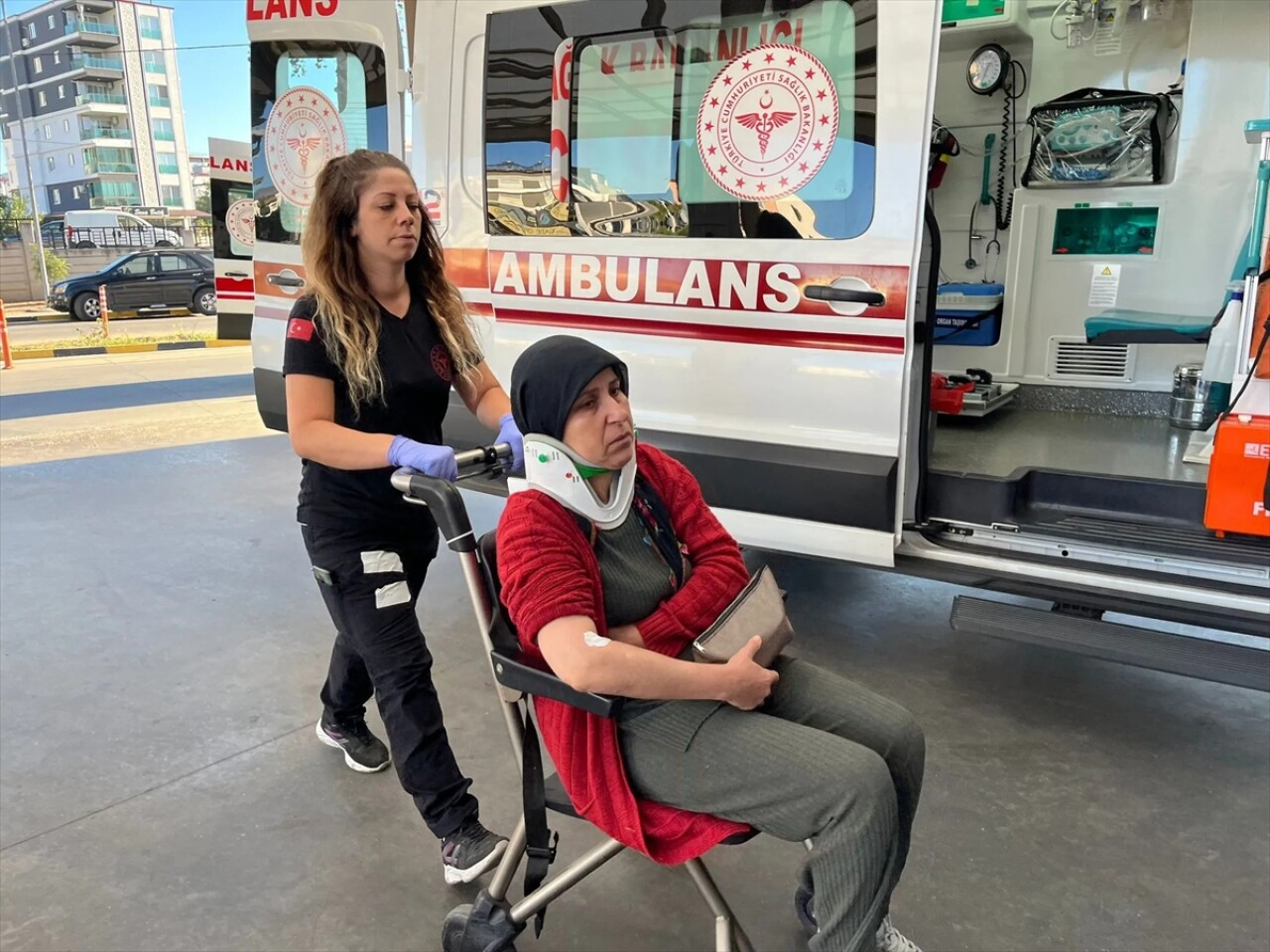 Aydın'da işçi servislerinin çarpıştığı kazada 15 kişi yaralandı