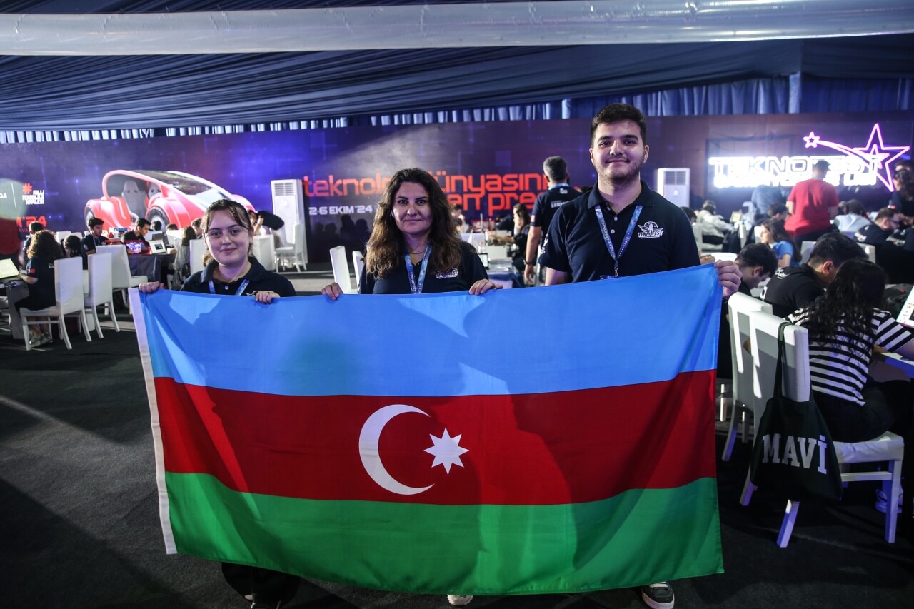 Azerbaycanlı gençlerden akran zorbalığına uğrayanlara anlık destek için "akıllı bileklik"