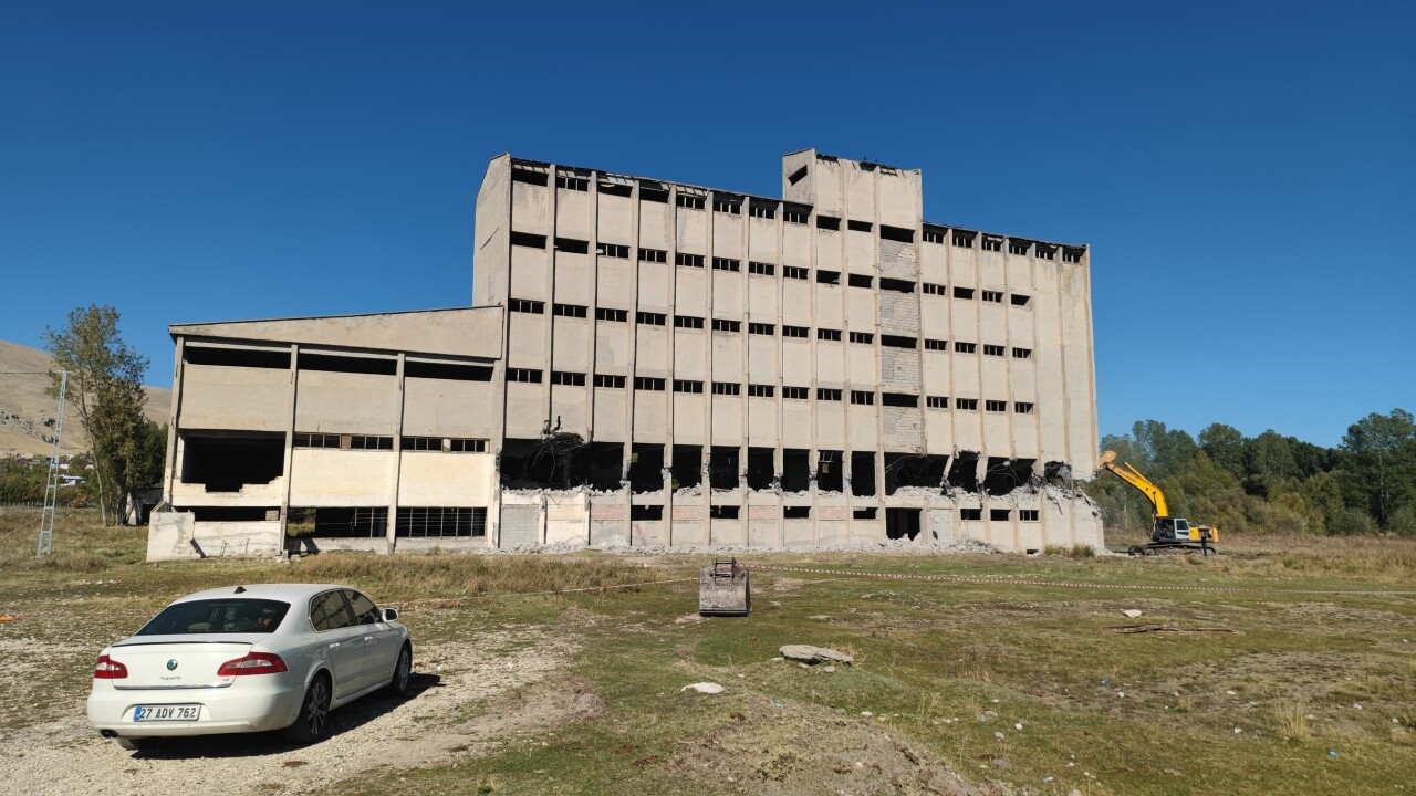 Bitlis'te atıl durumdaki 6 katlı binanın yıkımı yapıldı