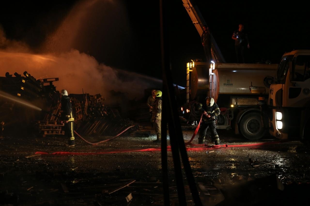 Bursa'da palet fabrikasında çıkan yangın kontrol altına alındı