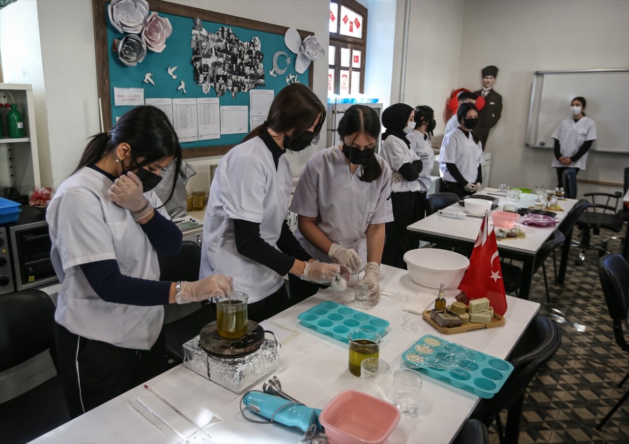 Bursa'daki 133 yıllık tarım lisesinin öğrencileri zeytinyağlı sabun üretiyor