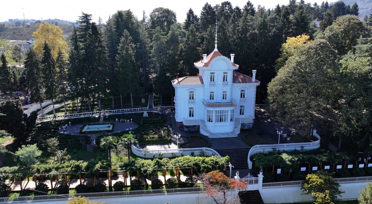 Büyük Önder'in adını taşıyan köşke yerli ve yabancı ziyaretçi ilgisi