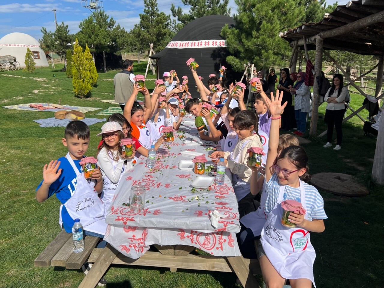 Çorum'da çocuklar kışlık yiyecek hazırlamayı öğrendi