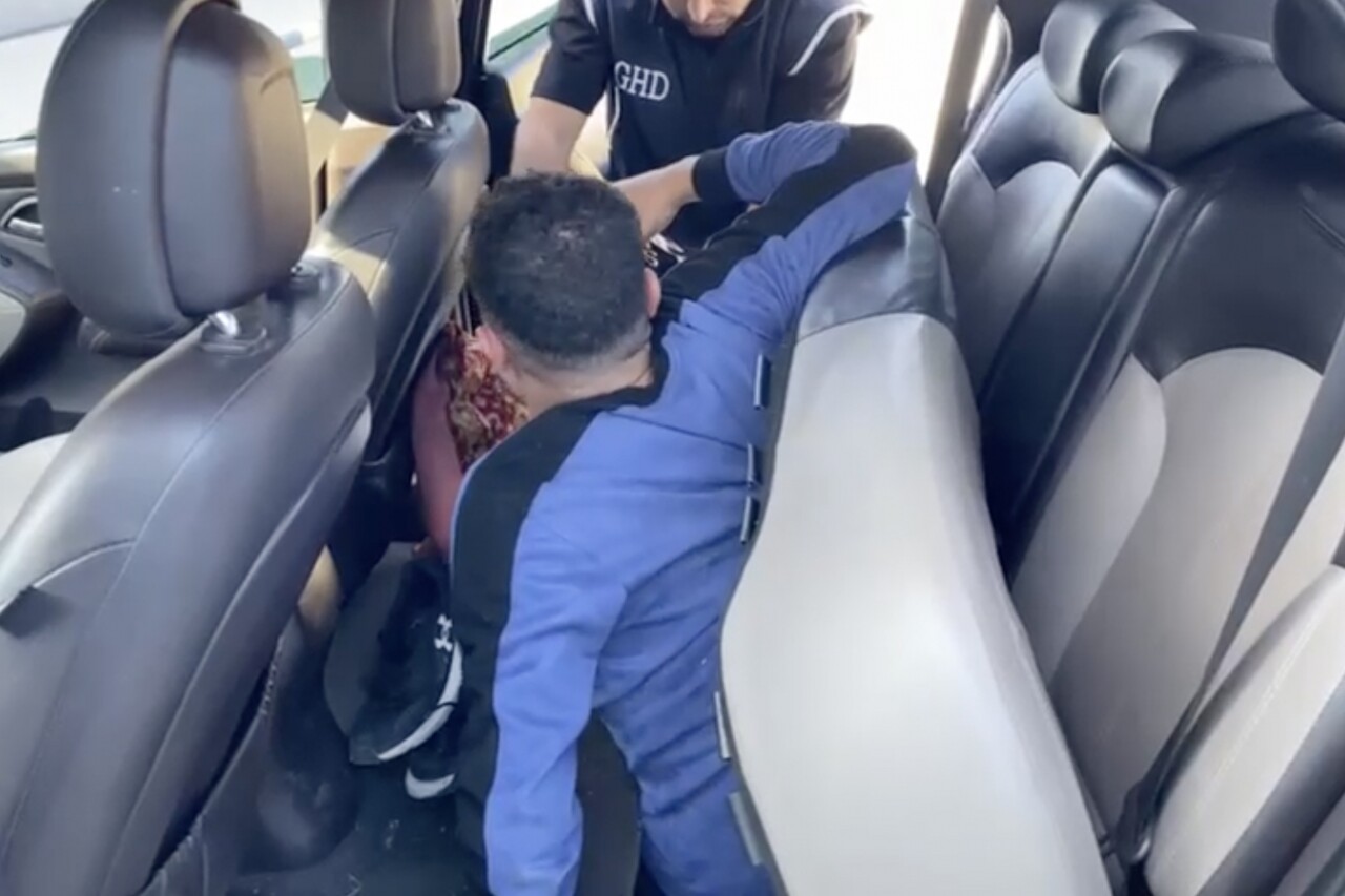 Edirne'de otomobilin gizli bölmesinde 2 düzensiz göçmen yakalandı