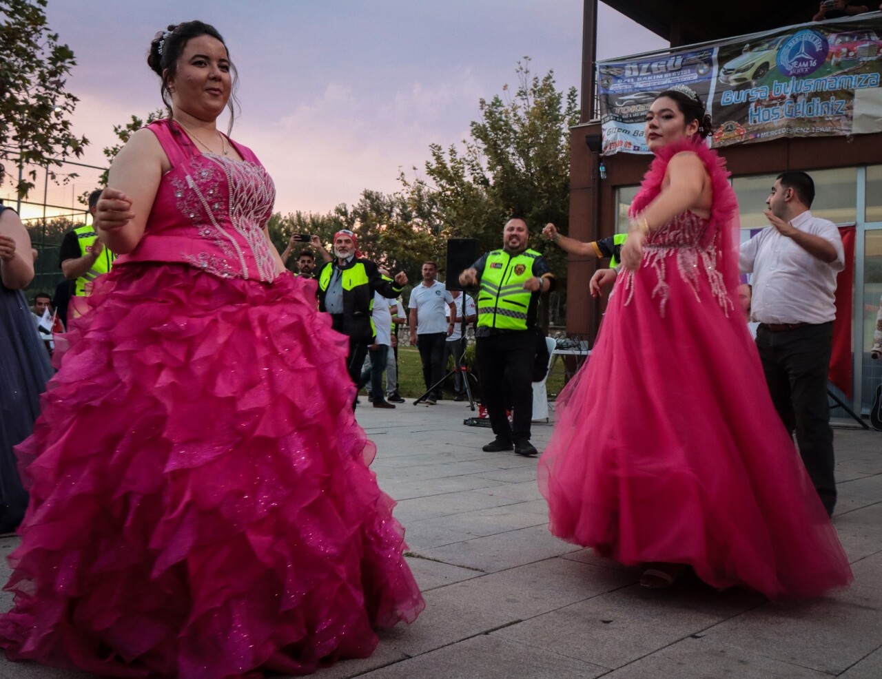 Engelli gençler temsili düğünde gönüllerince eğlendi