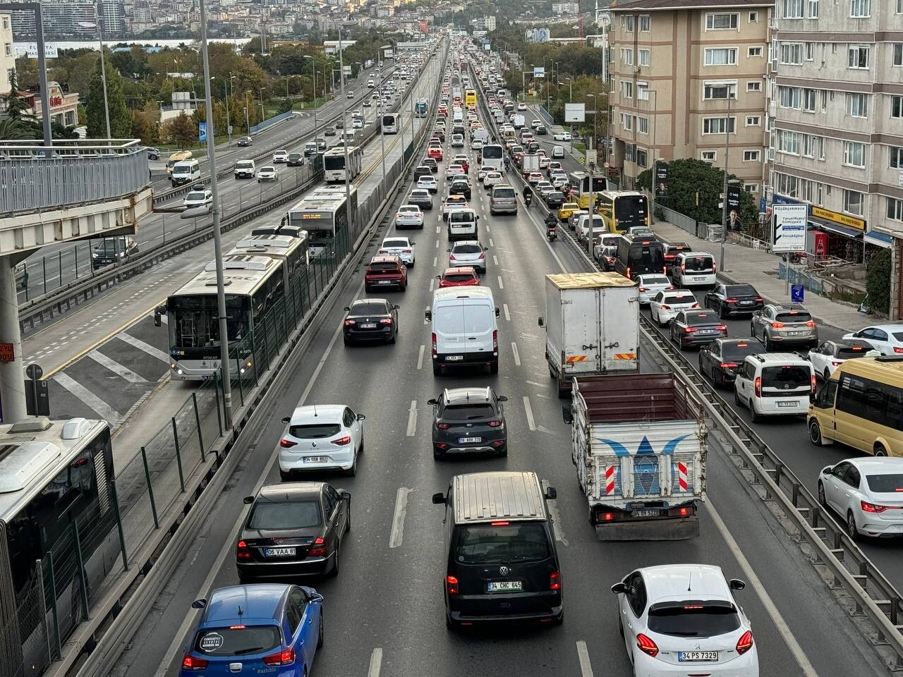 İstanbul'da sabah saatlerinde etkili olan sağanak trafik yoğunluğunu artırdı