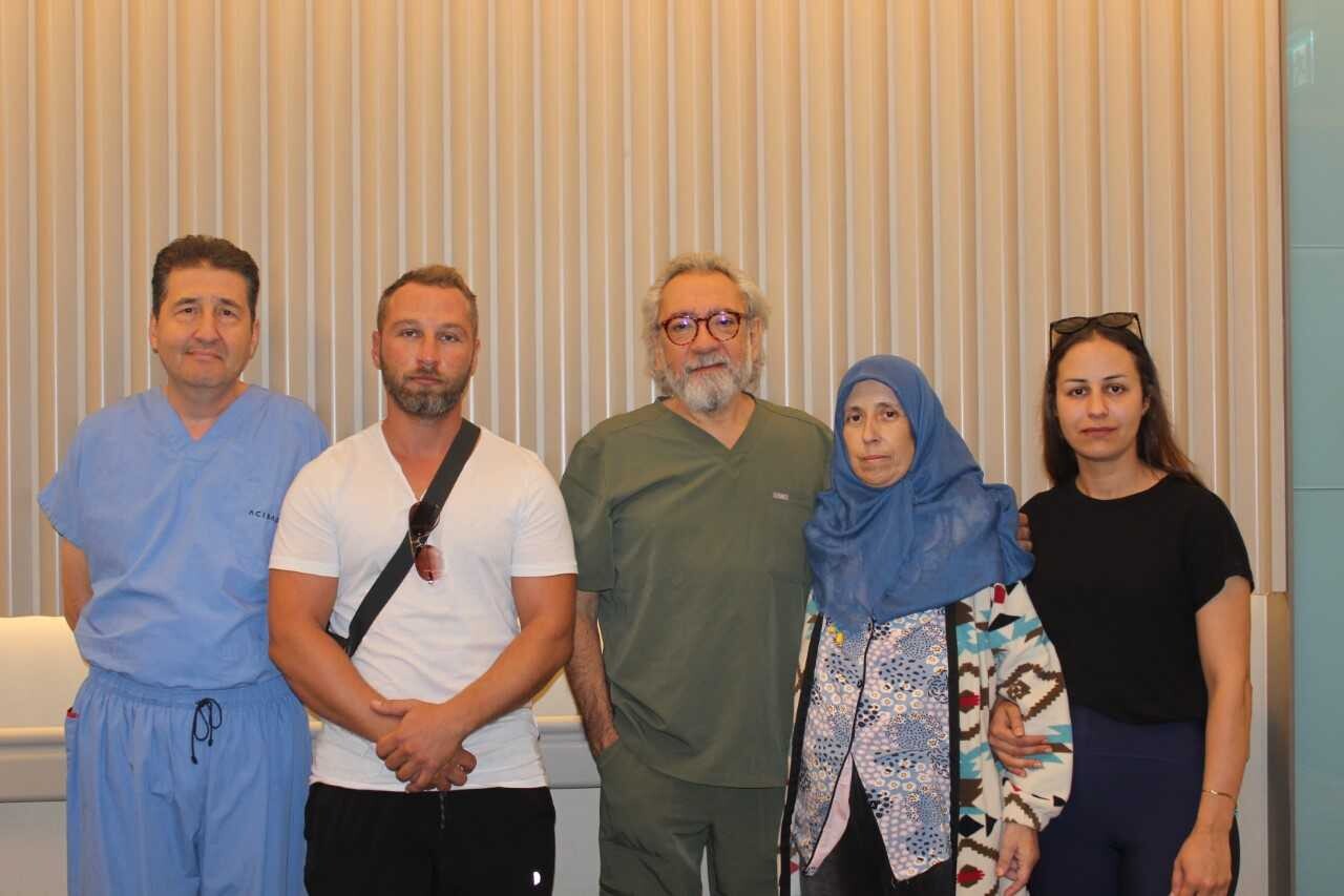 İzmir'de bir hastanın karnından 9,5 kilogramlık tömür çıkarıldı