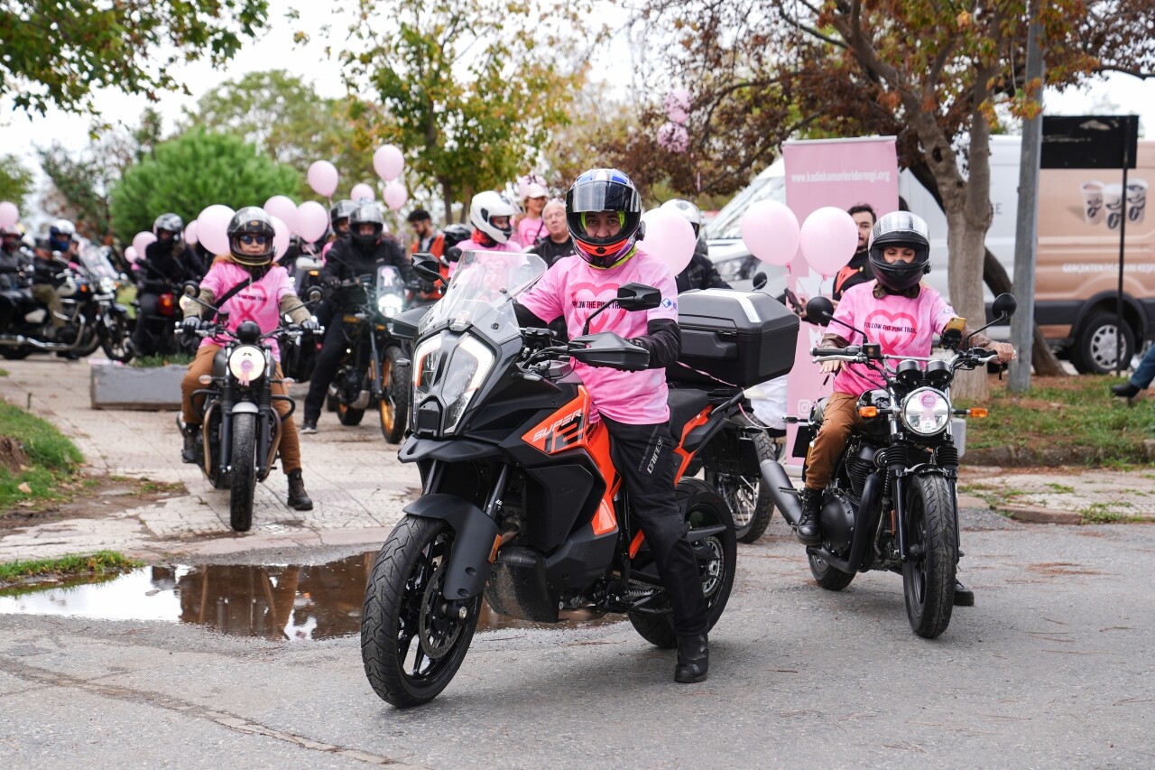 Kadıköy'de meme kanseri farkındalığı için etkinlik yapıldı